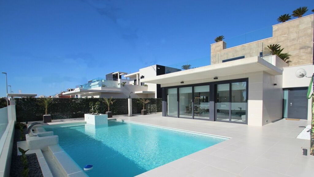 <strong>Luksusowa rezydencja w Dehesa de Campoamor tuż przy Playa de Aguamarina</strong><br><br>Cena: od 1.175.000 euro netto<br>Lokalizacja: Orihuela Costa<br>Nr ref.: 0425R AMOC<br><a href="https://stankiewiczabogados.pl/luksusowa-rezydencja-w-dehesa-de-campoamor-tuz-przy-playa-de-aguamarina/" target="_blank" style="color: rgb(0, 97, 0);">     <strong>       Zobacz pełne ogłoszenie      </strong>    </a>