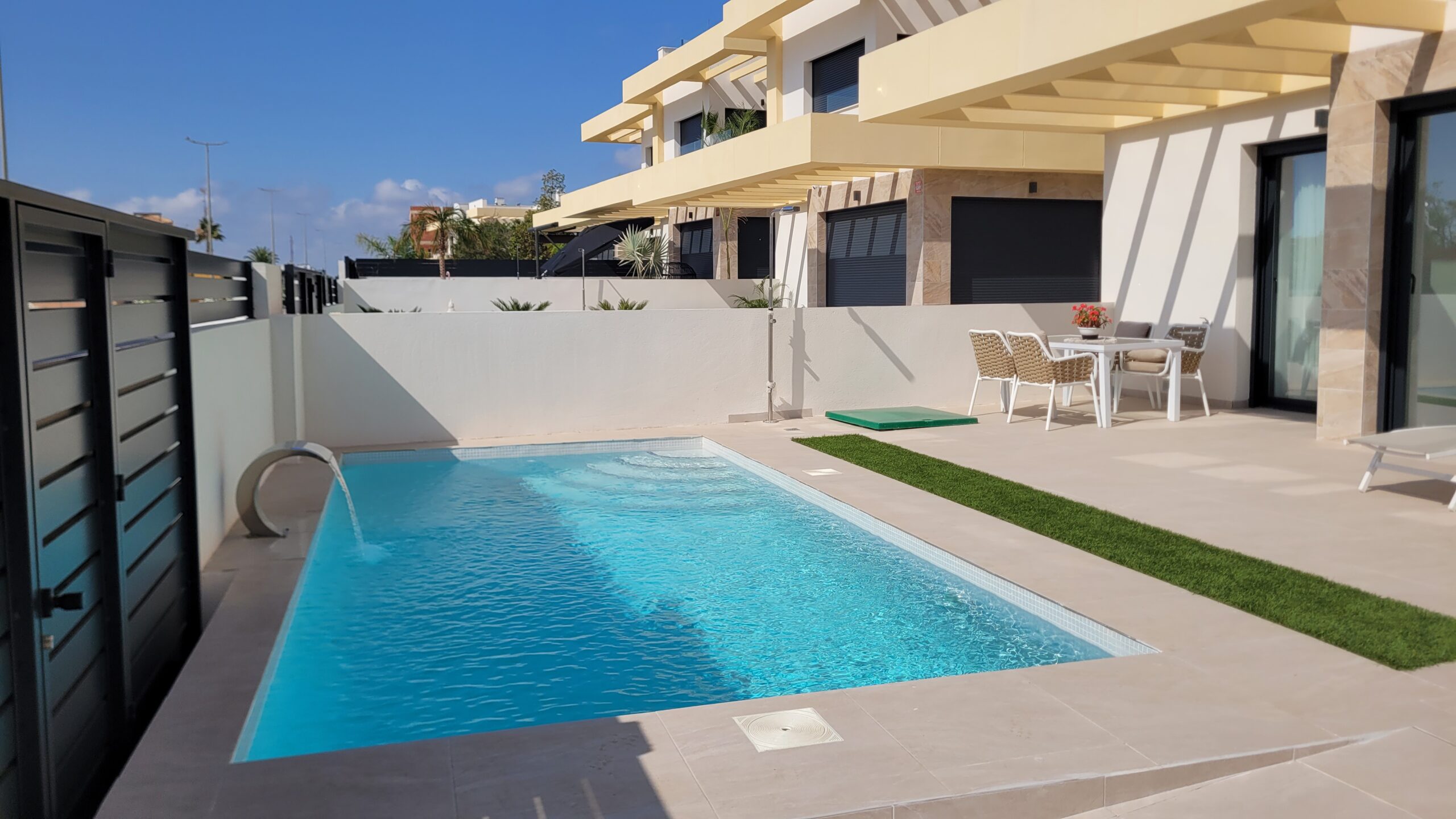 <strong>Ekskluzywna willa w otoczeniu słonych jezior „Las Salinas”</strong><br><br>Cena: od 419.000 euro netto<br>Lokalizacja: Los Montesinos<br>Nr ref.: 0225 SMLM<br><a href="https://stankiewiczabogados.pl/ekskluzywna-willa-w-otoczeniu-slonych-jezior-las-salinas/" target="_blank" style="color: rgb(0, 97, 0);">     <strong>       Zobacz pełne ogłoszenie      </strong>    </a>