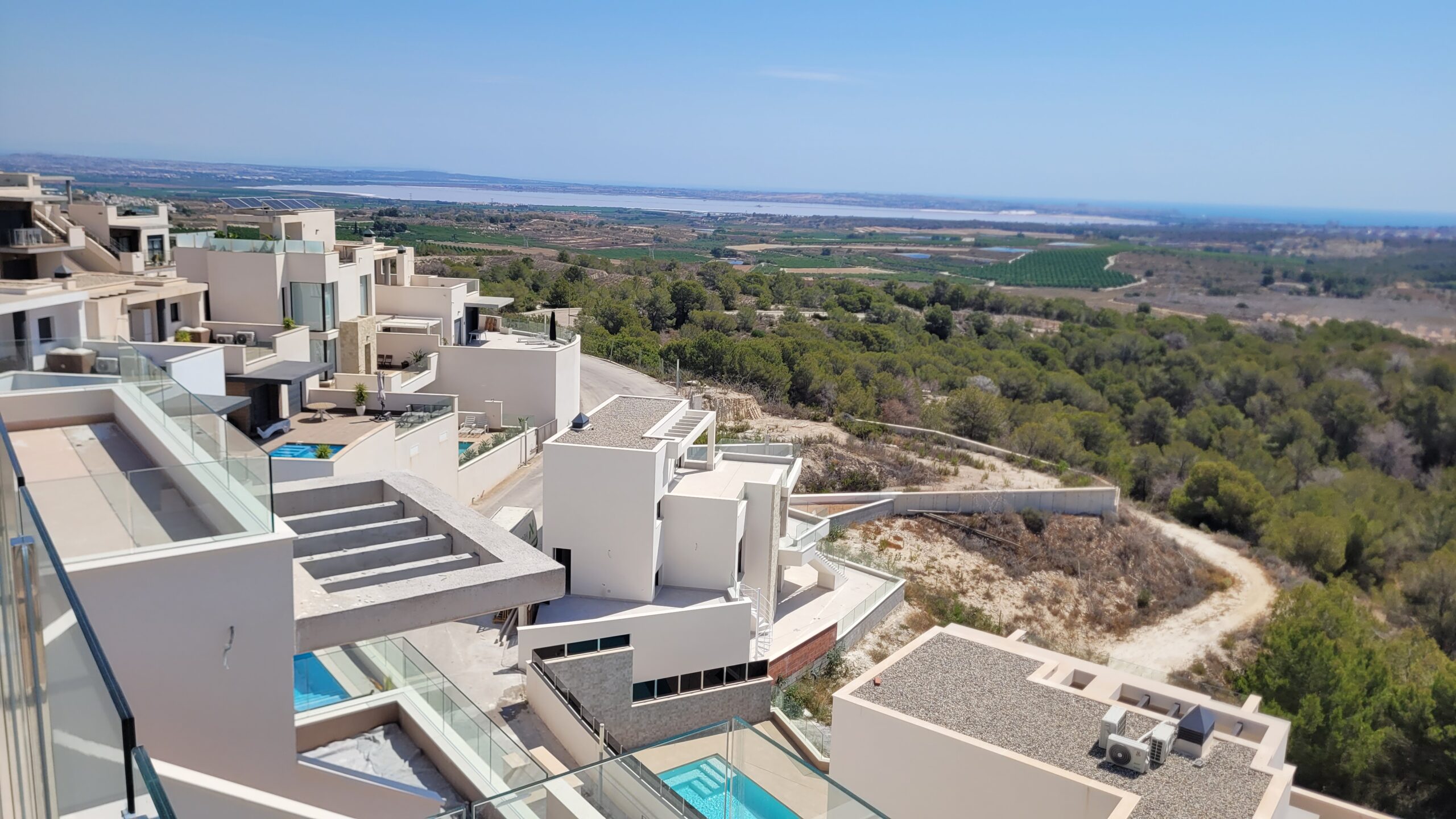 <strong>Nowoczesny bungalow z basenem Bella Vista z panoramicznymi widokami na saliny i morze</strong><br><br>Cena: od 375.000 euro netto<br>Lokalizacja: San Miguel de Salinas<br>Nr ref.: 0625B AMSM<br><a href="https://stankiewiczabogados.pl/nowoczesny-bungalow-z-basenem-bella-vista-z-panoramicznymi-widokami-na-saliny-i-morze/" target="_blank" style="color: rgb(0, 97, 0);">     <strong>       Zobacz pełne ogłoszenie      </strong>    </a>